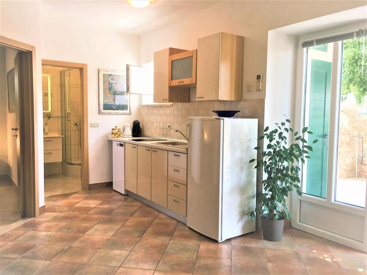 Apartments Obala Бол Екстер'єр фото