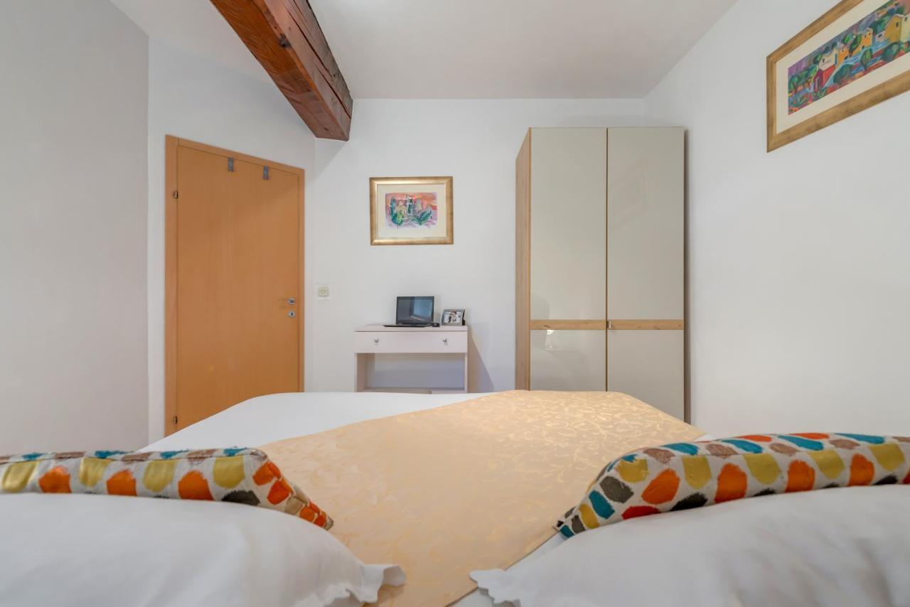 Apartments Obala Бол Екстер'єр фото