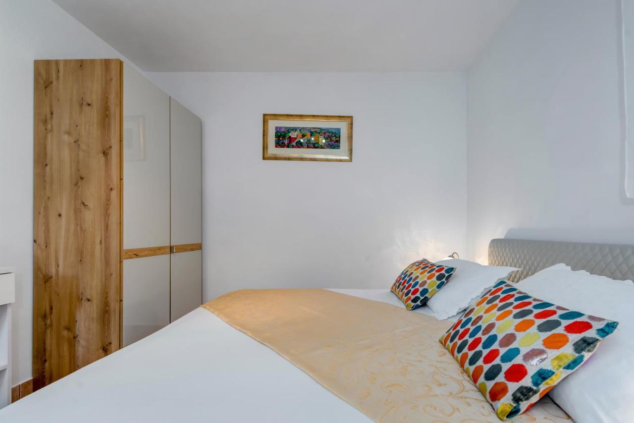 Apartments Obala Бол Екстер'єр фото