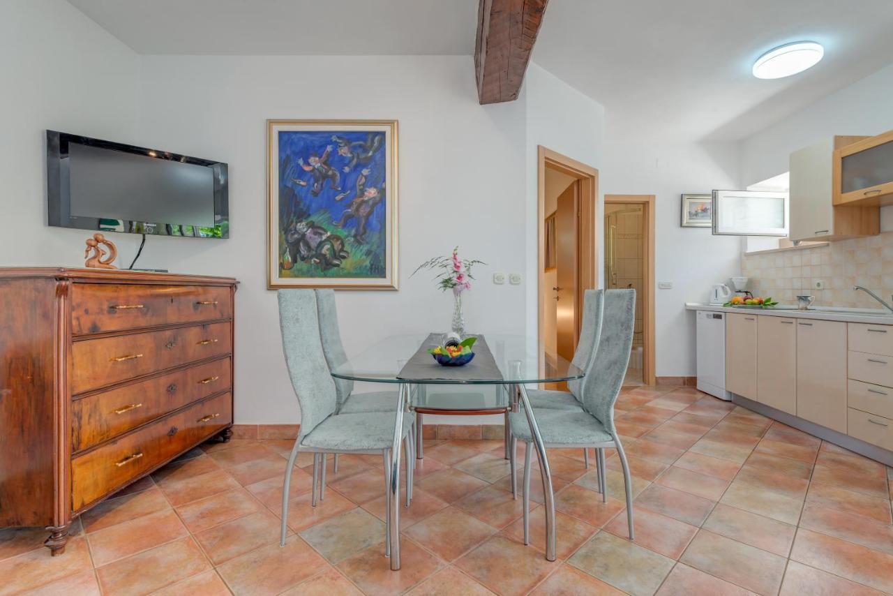 Apartments Obala Бол Екстер'єр фото